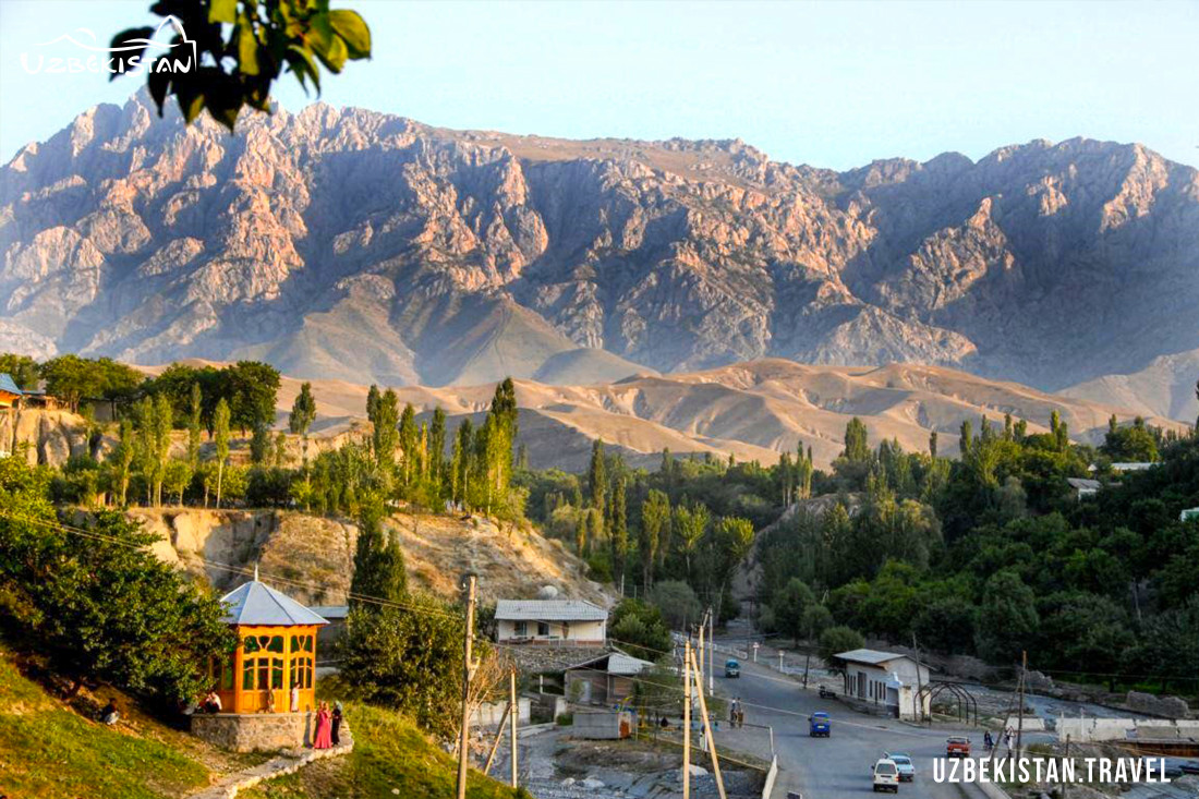 Erkak ikki qolini qizning anusiga tiqdi.